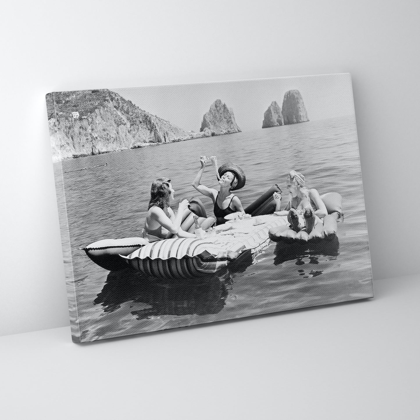 Women Eating Pasta on Lake of Capri 1939